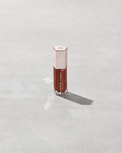 Cargar imagen en el visor de la galería, “Hot chocolit fantasy” Gloss bomb universal lip luminizer Fenty Beauty
