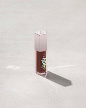 Cargar imagen en el visor de la galería, “Hot chocolit heat” Gloss bomb hit universal lip luminizer Fenty Beauty
