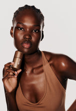Cargar imagen en el visor de la galería, “Pearly rich bronze” highlight milk Rhode
